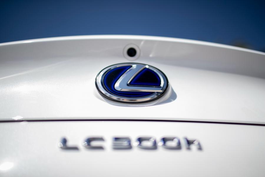 Логотип Lexus LC500h 2017 года  (WW) (фото 23 из 40)